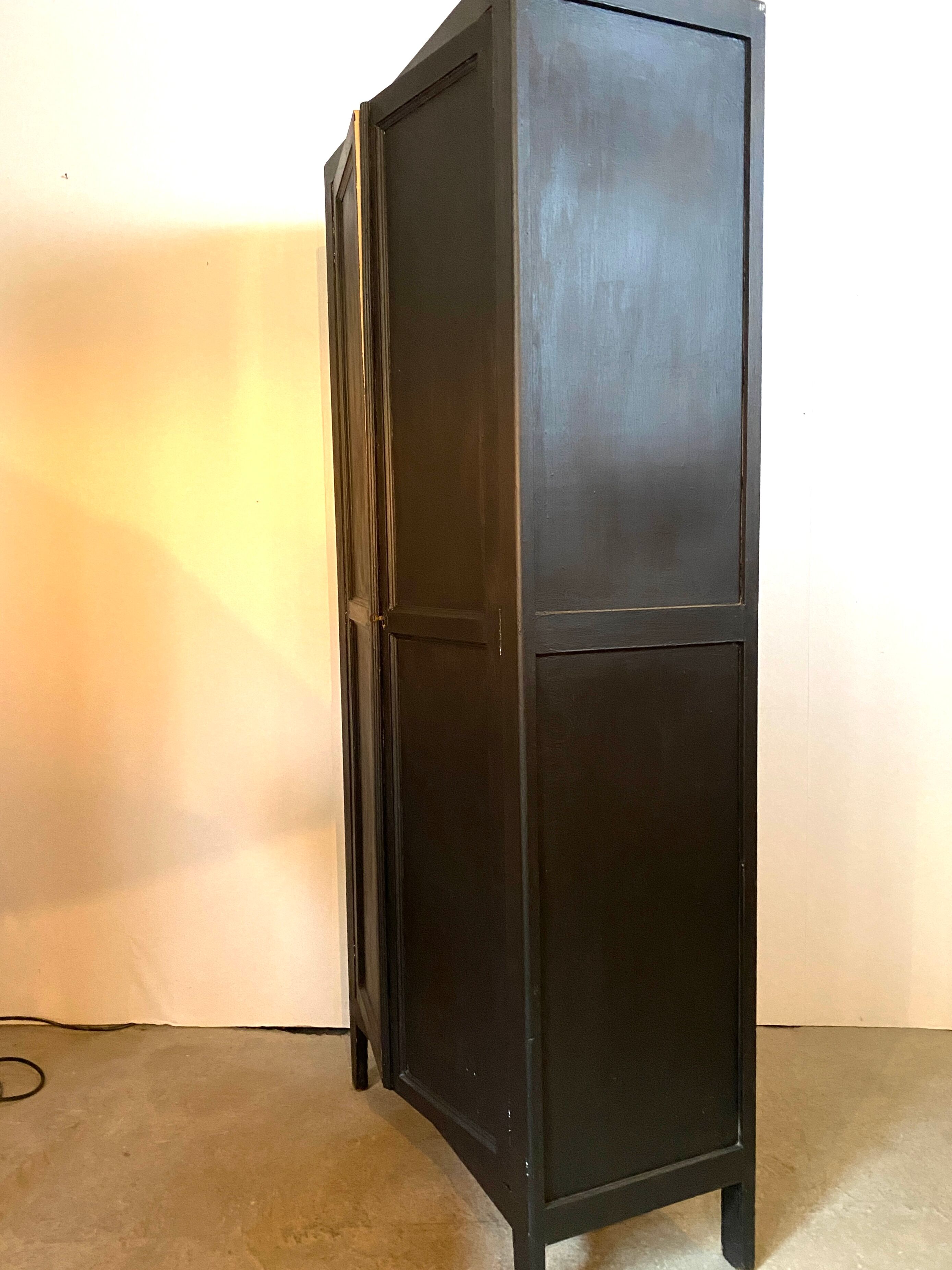 Armoire parisienne vintage noire