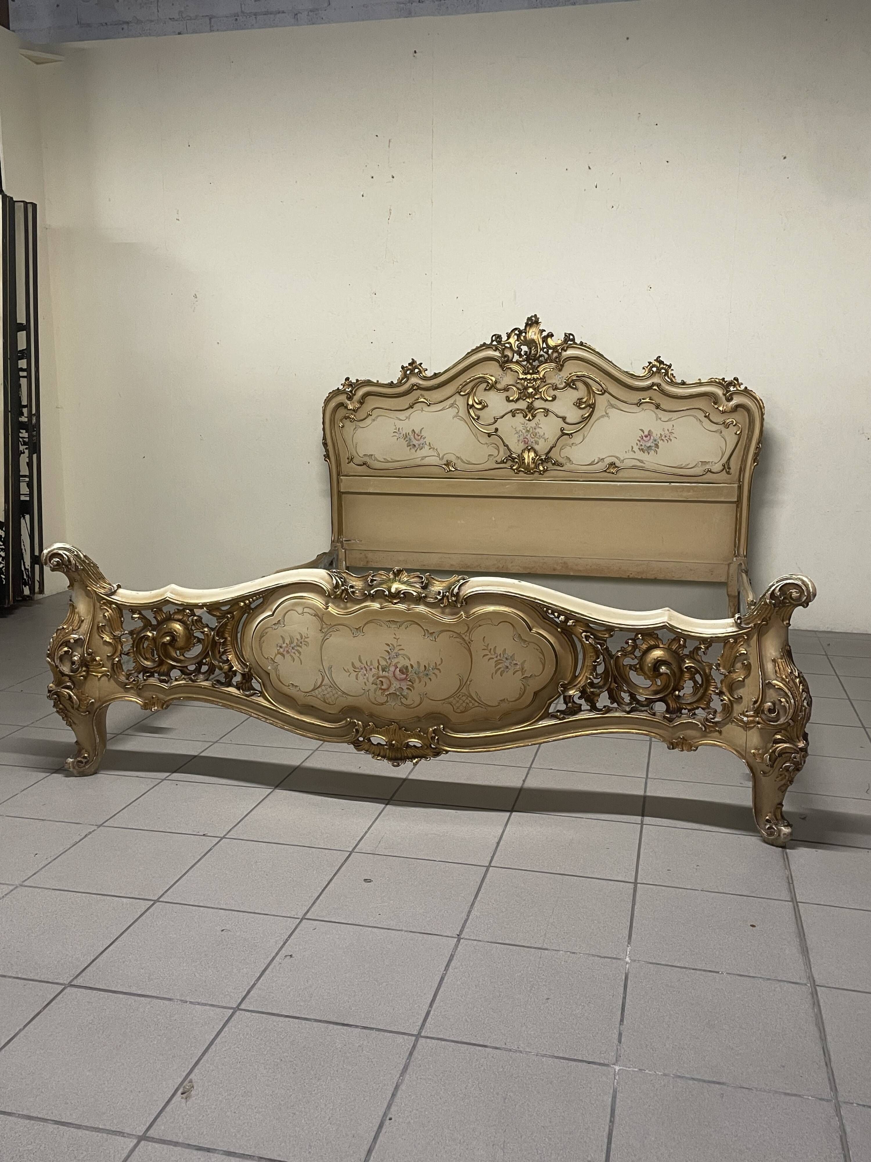 Lit matrimonial des années 40 dans le style Louis XV.