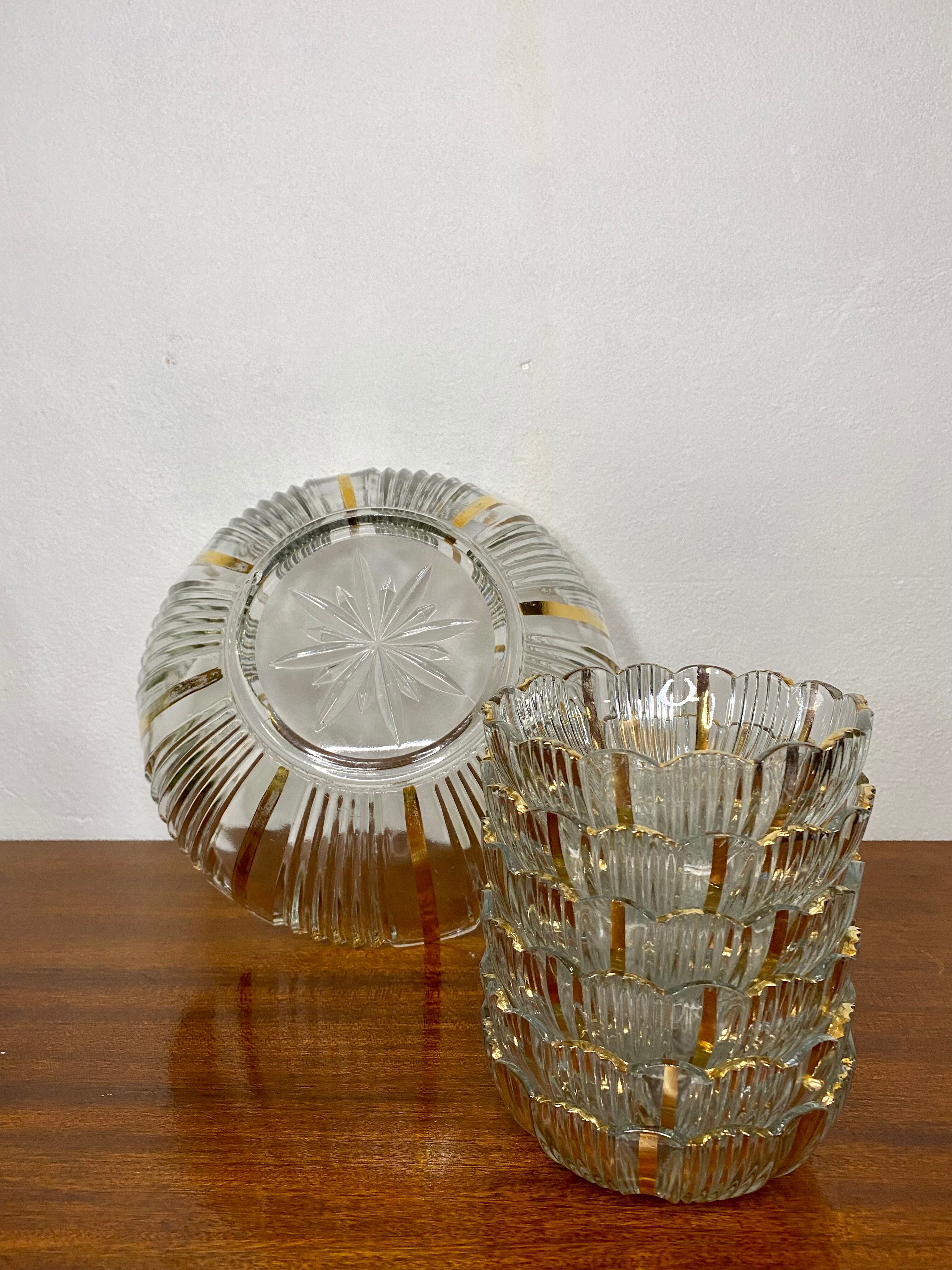 Salad bowl and its golden cups