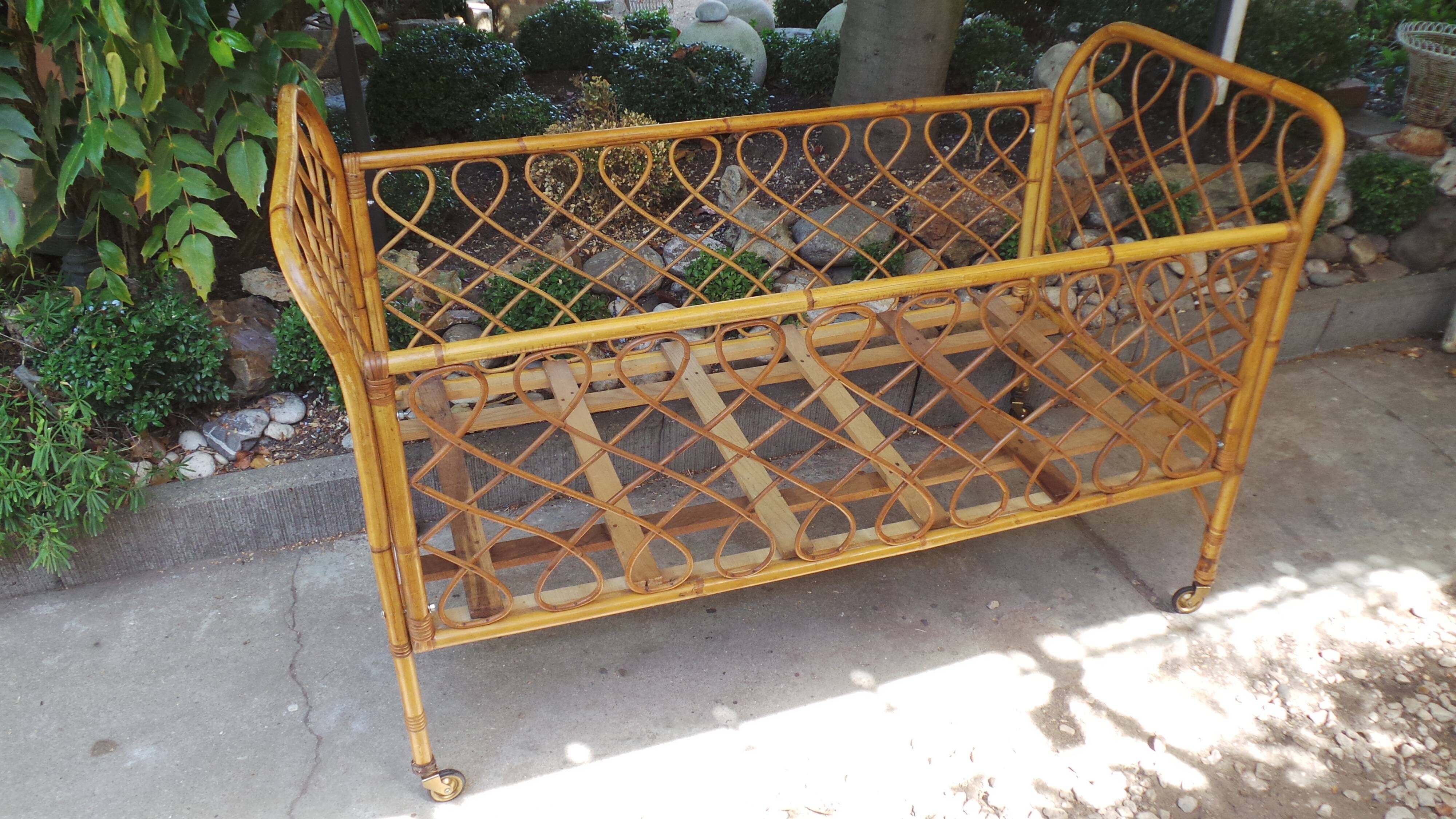 Lit de bébé en rotin années 50