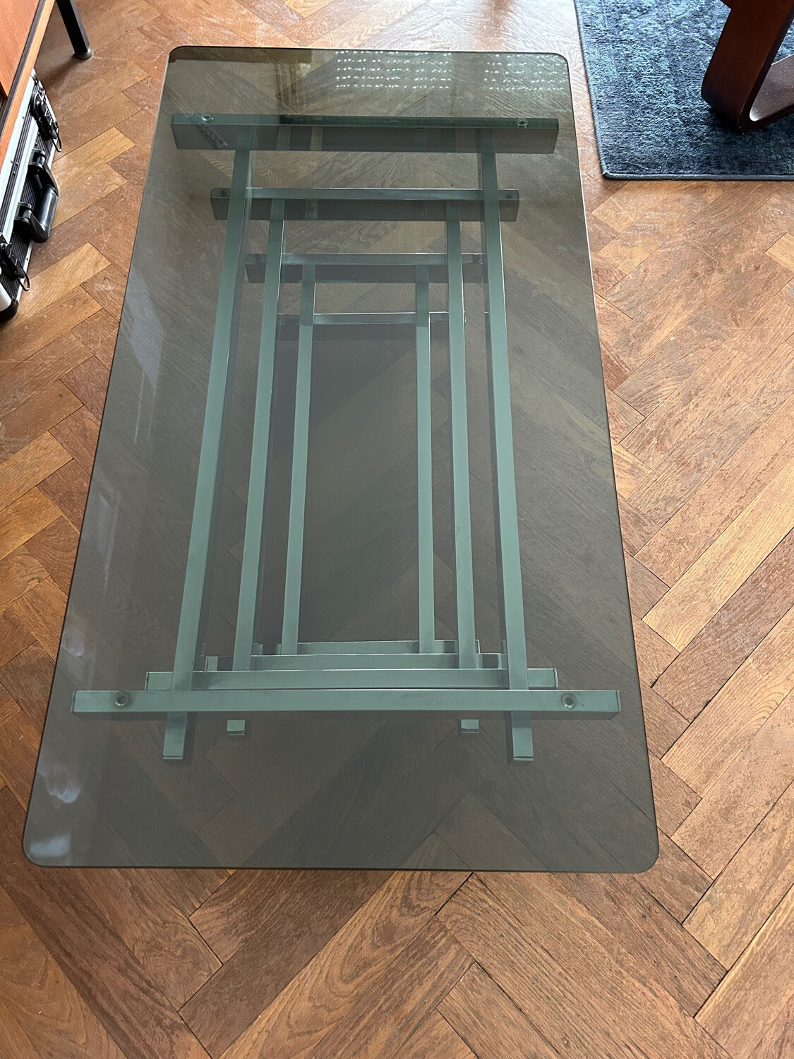 70s design coffee table in rectangular glass with chrome legs.