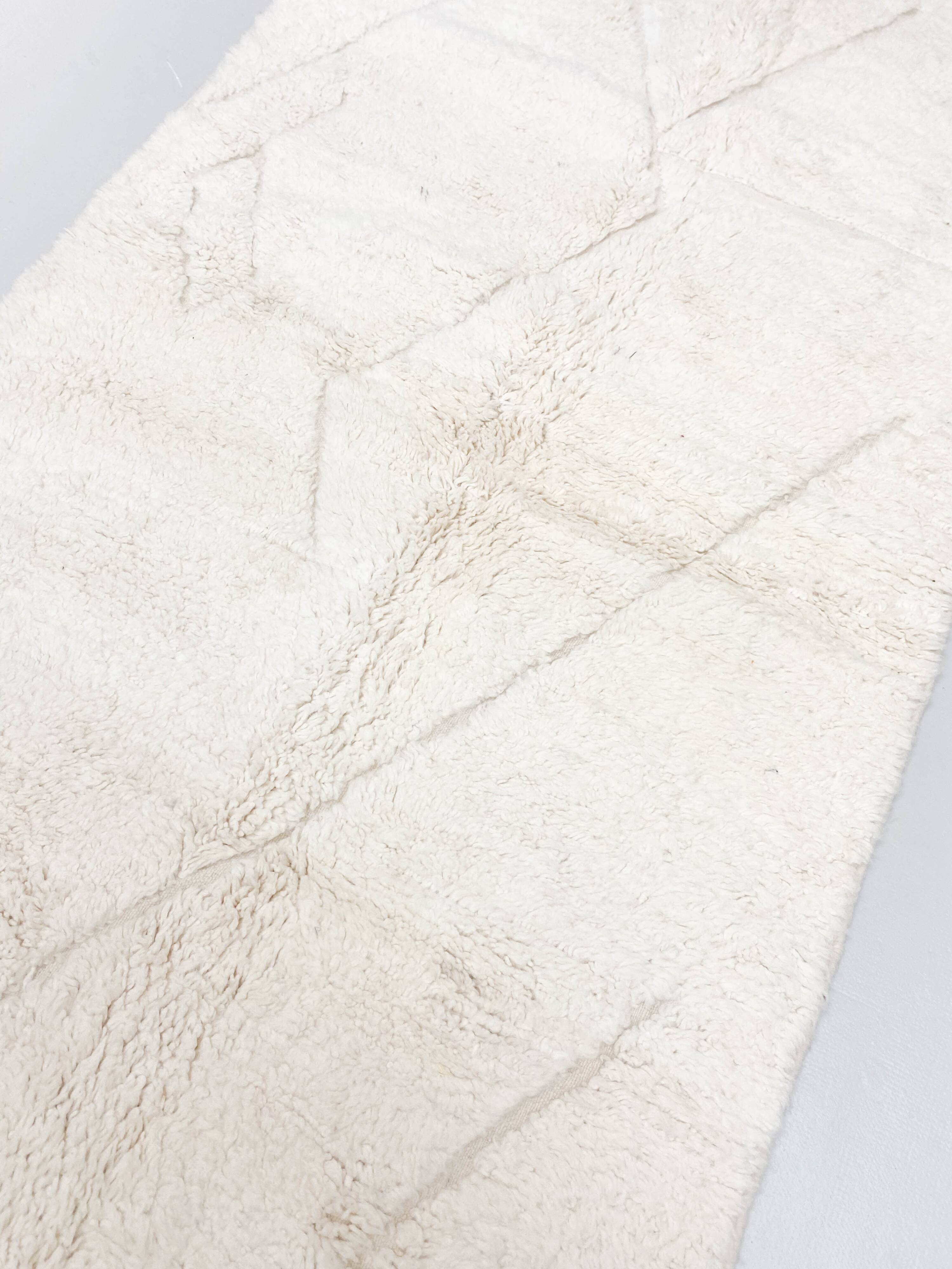 Tapis berbère marocain beni Ouarain à motifs de losanges gravés dans la trame 2,56x1,45m