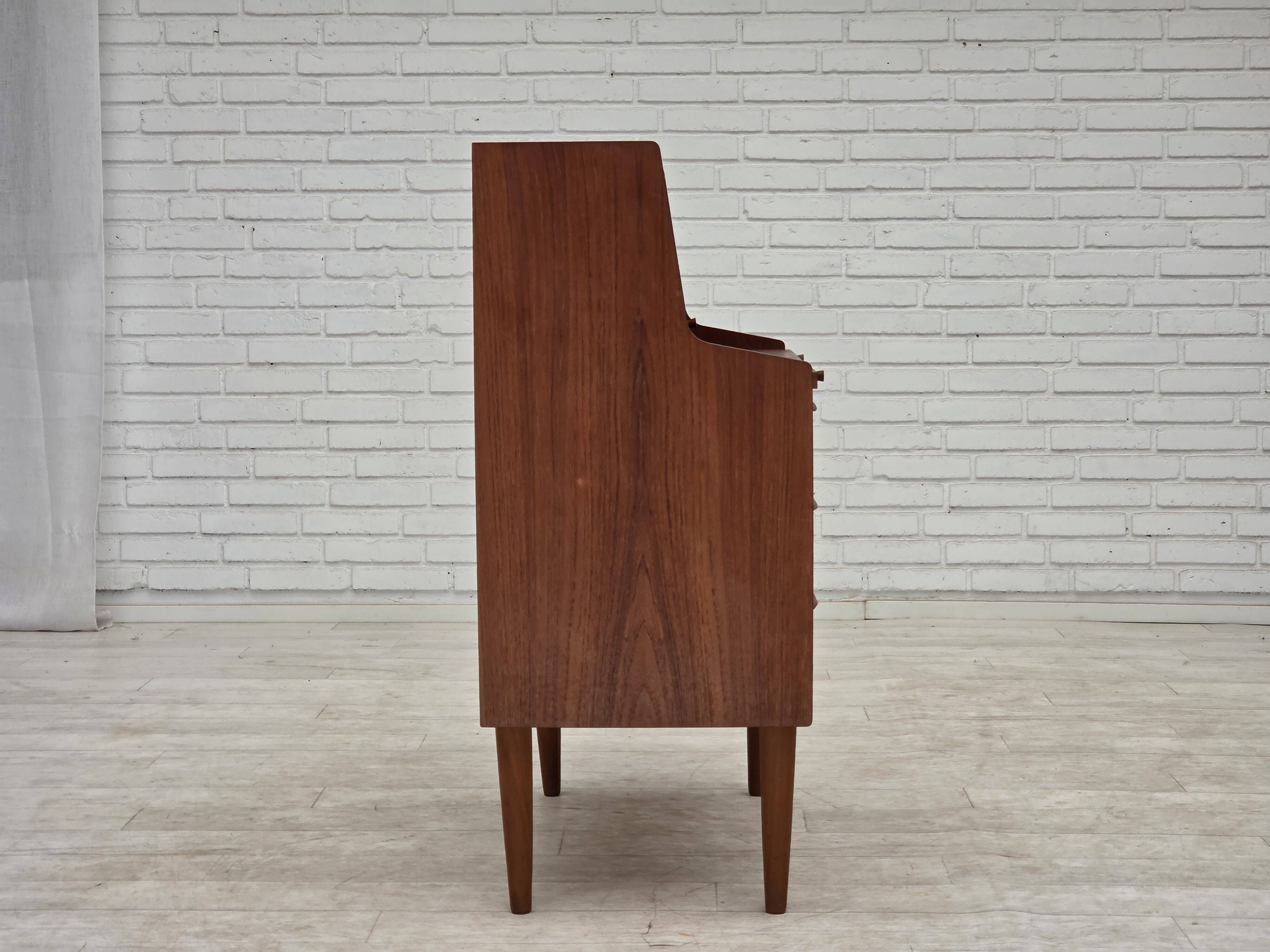 Commode danoise des années 1970 avec un miroir pliant, en bois de teck.