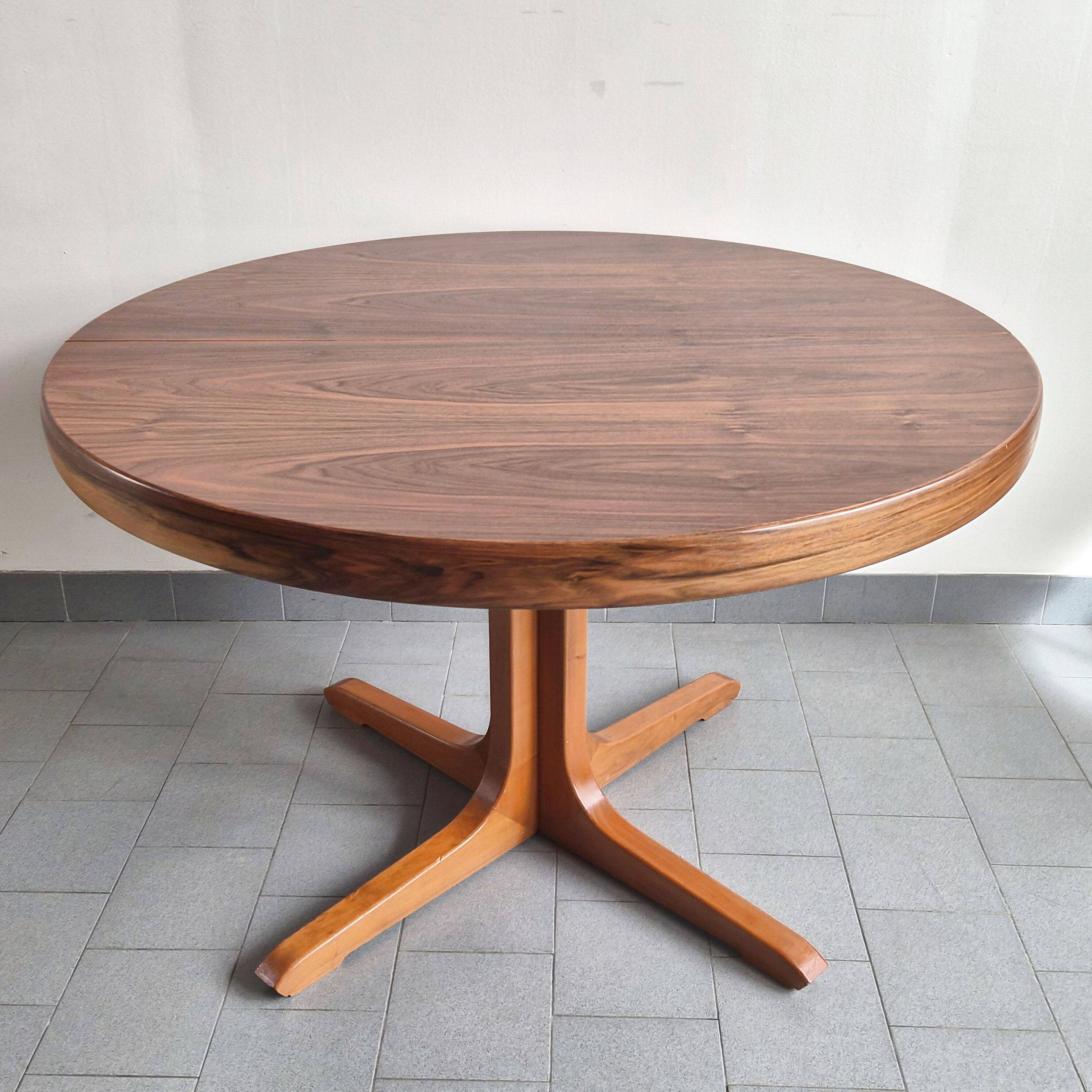 Baumann dining table 1960 extendable from 114 to 167 cm with integrated extensions.