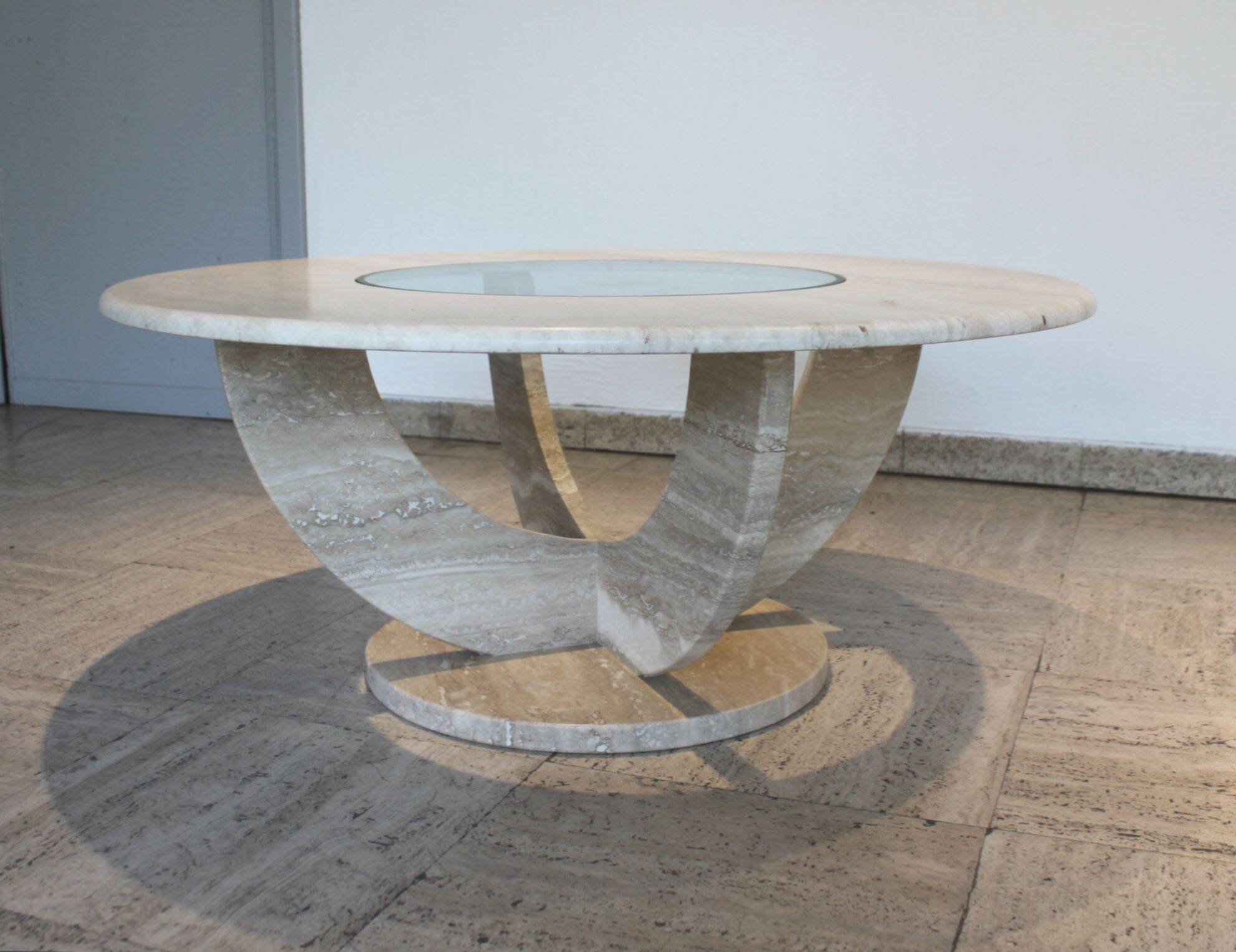 Table basse ronde travertin et vitre, Italie, 1970.