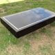 Table basse par Jean Claude Mahey laque et filet de laiton