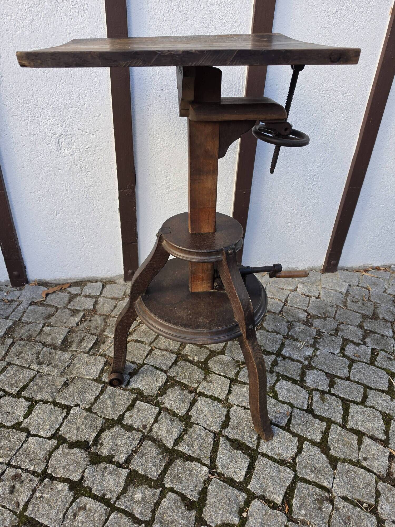 Sculpture stand, photographic camera tripod