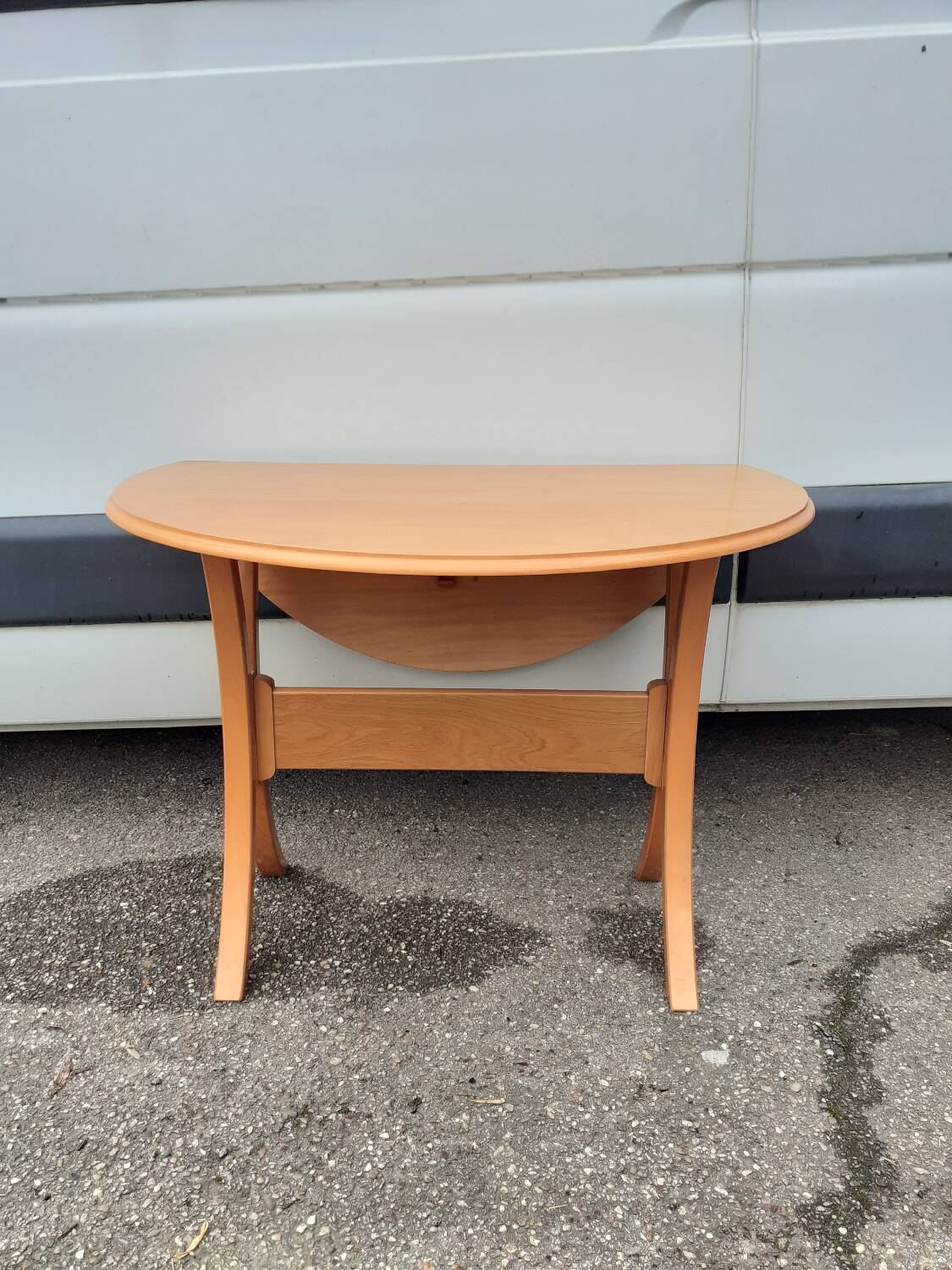 “Space saving” dining set