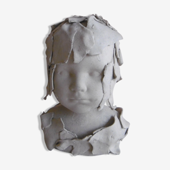 Buste enfant sculpté dans feuillage