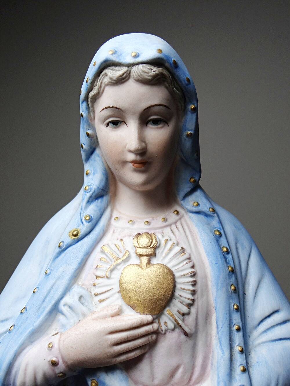 Grande Sainte Vierge au Sacré Coeur en biscuit polychrome ancienne