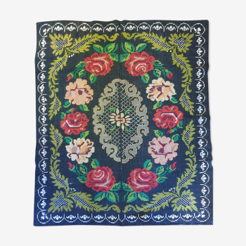 Tapis roumain antique, tissé à la main dans la laine, fond noir, conception florale