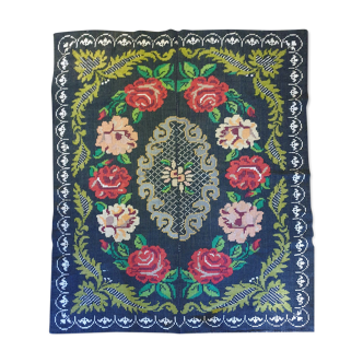 Tapis roumain antique, tissé à la main dans la laine, fond noir, conception florale