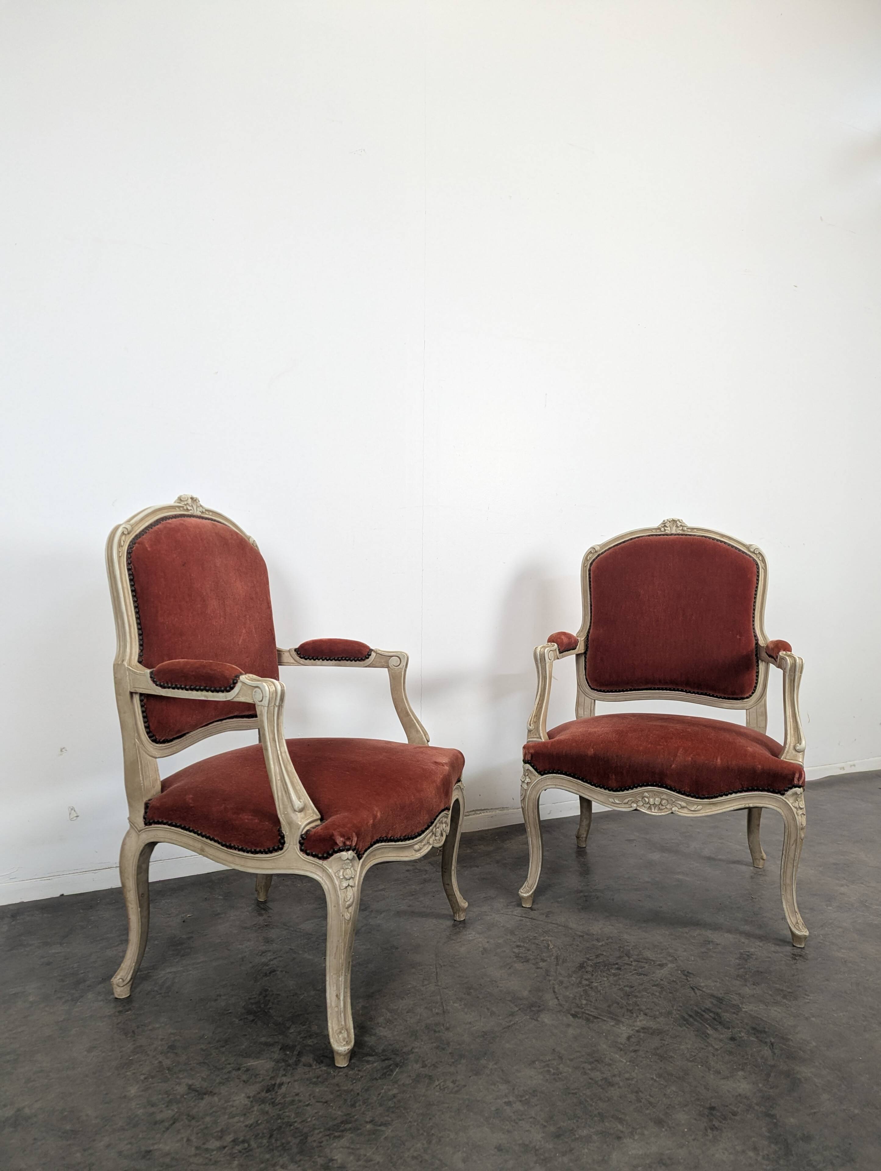 Paire de fauteuils cabriolets rouges de style Louis XV