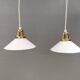 Suspensions en verre blanc laiteux avec des dessus en couleur laiton.