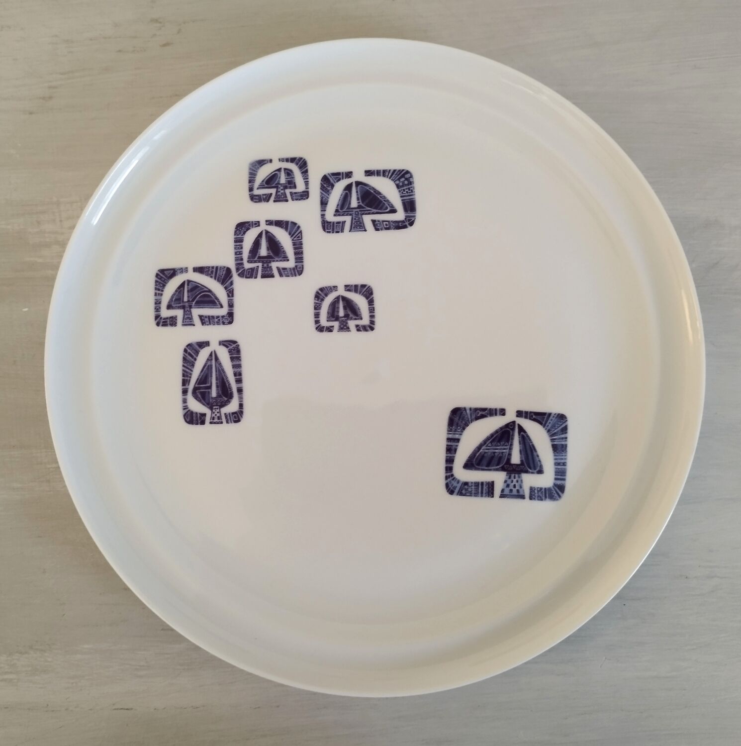 Flat plates in Paris porcelain decor Lima