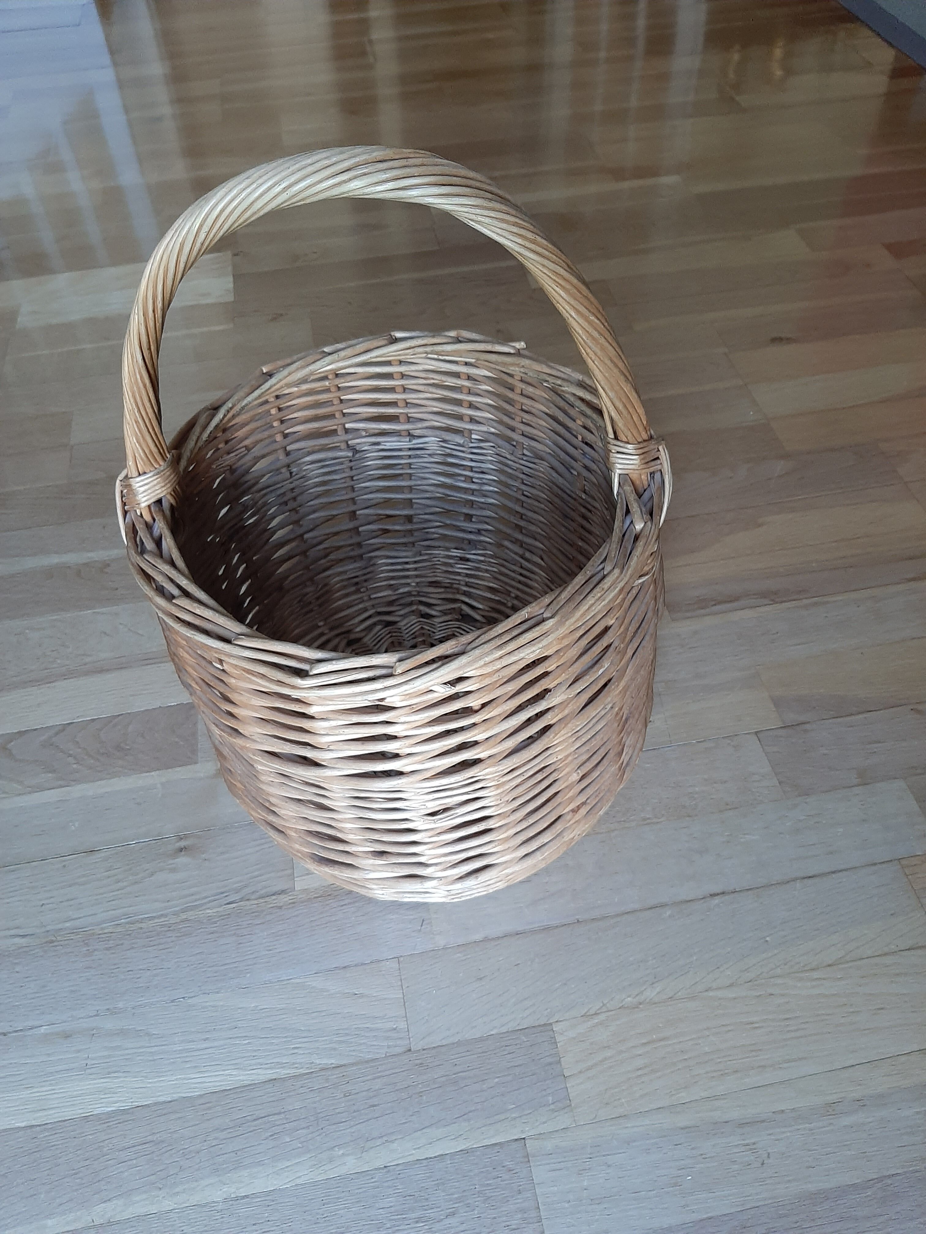 Round wicker basket from the Villaines les rochers cooperative