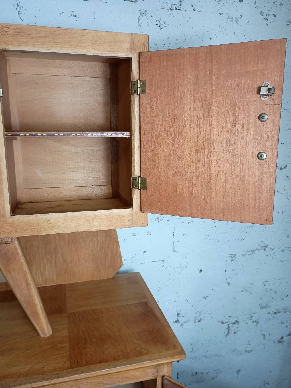1950s two-body buffet, oak veneer, tapered legs.
