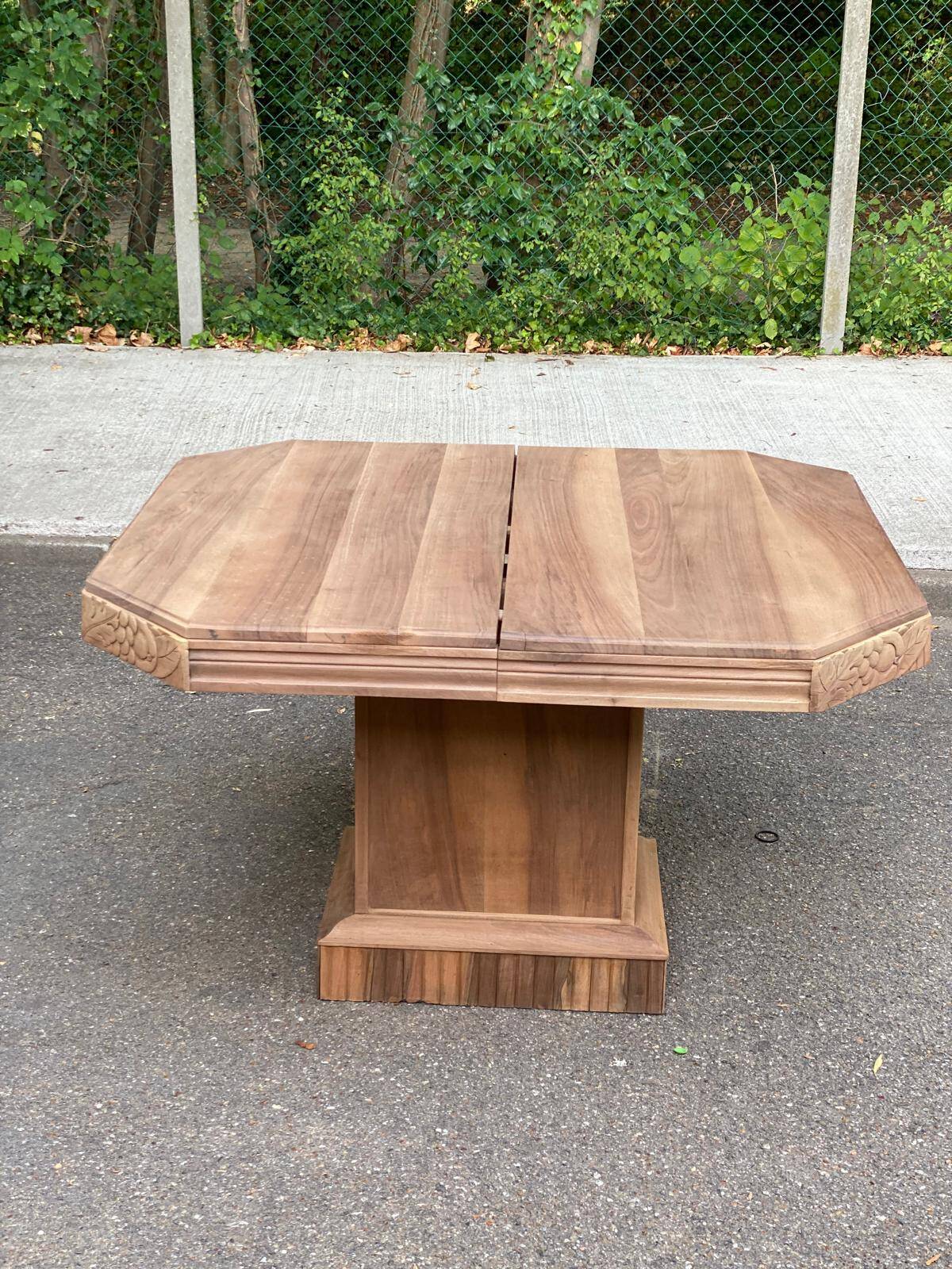 Art Deco extendable dining table renovated in solid walnut with a central leg 193.