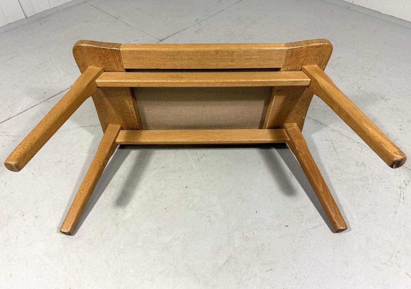 Tabouret en chêne blond spécial, petit banc des années 1960.