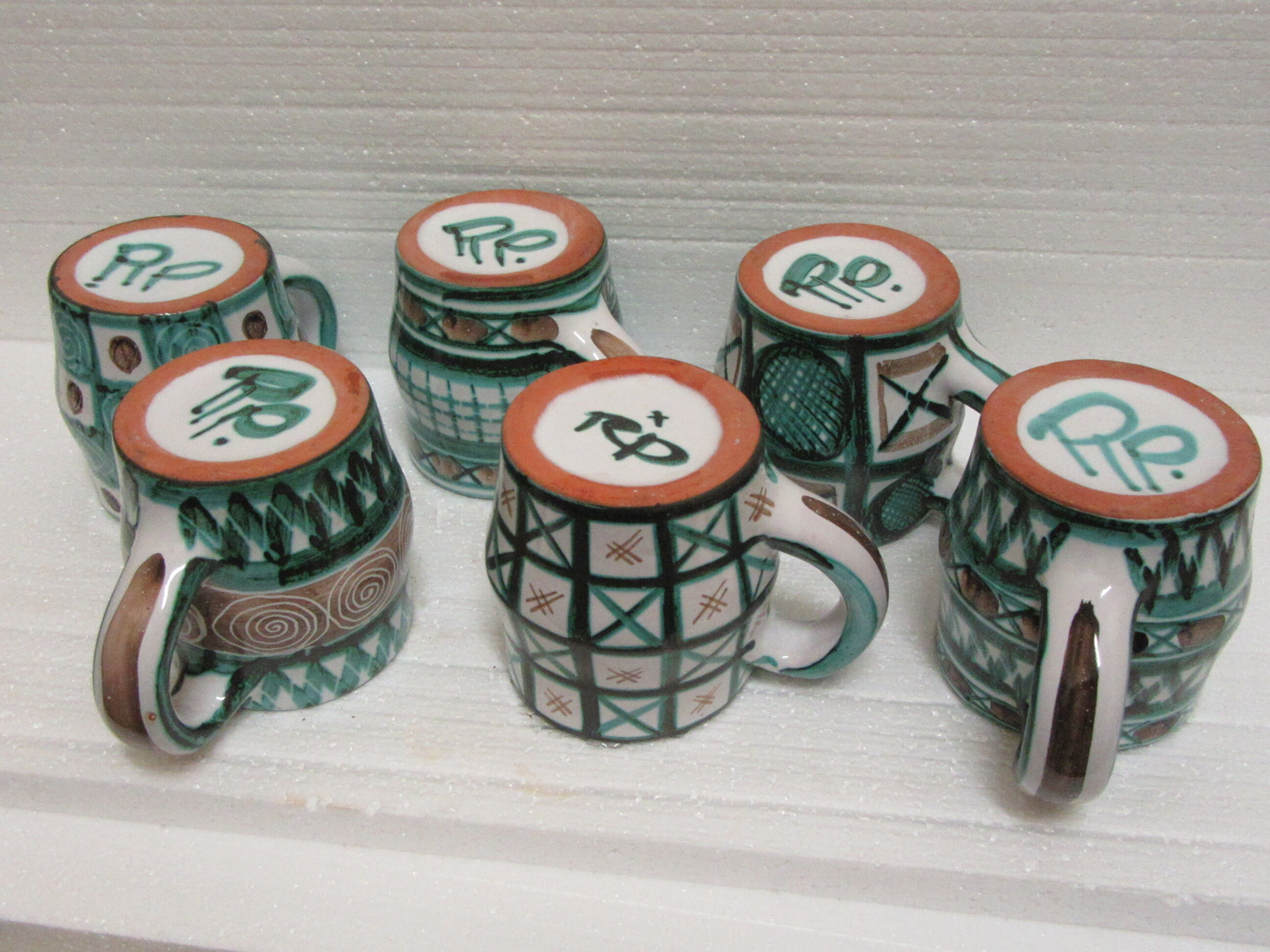 6  mugs with oak stand Robert Picault
