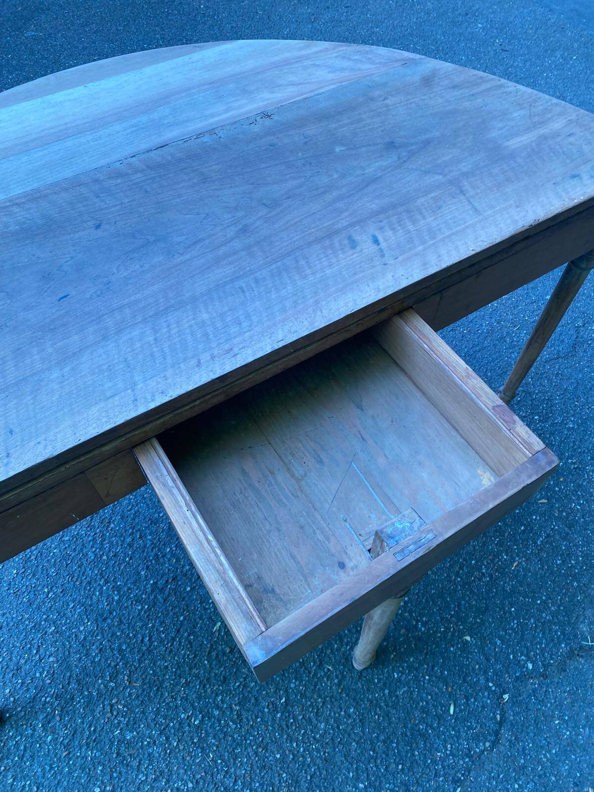 Louis XVI console dining table, extendable, renovated walnut from the 18th century.