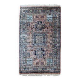 Tapis vintage fait à la main