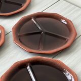5 flat plates with compartments.