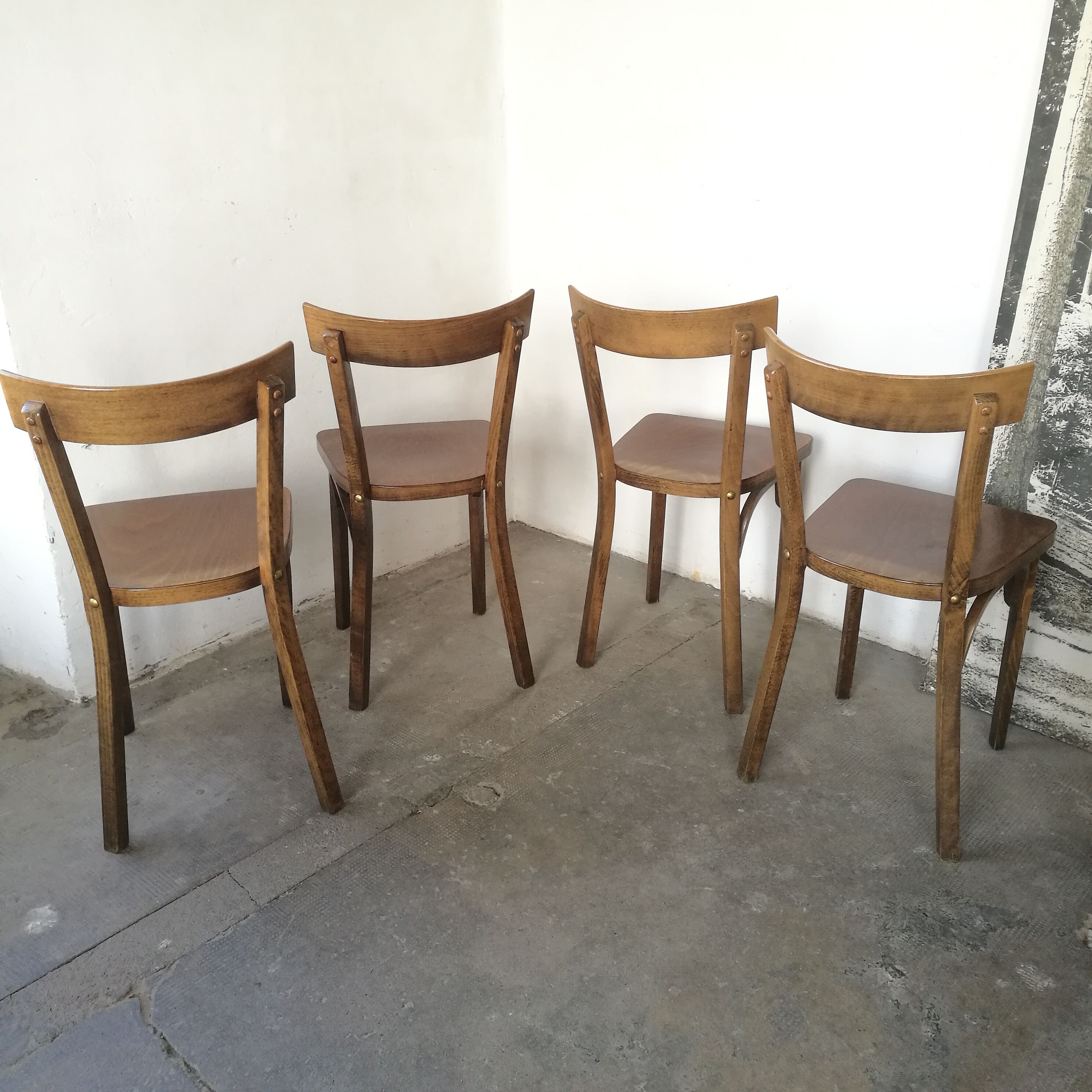Set de 4 chaises bistrot en bois estampillées Baumann