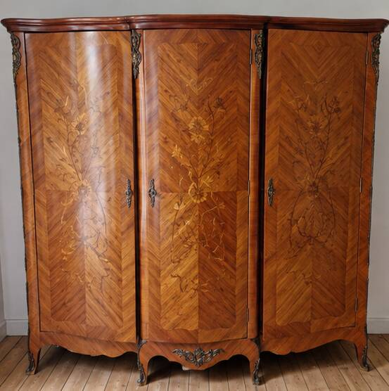Armoire ancienne en marqueterie – Style Louis XV