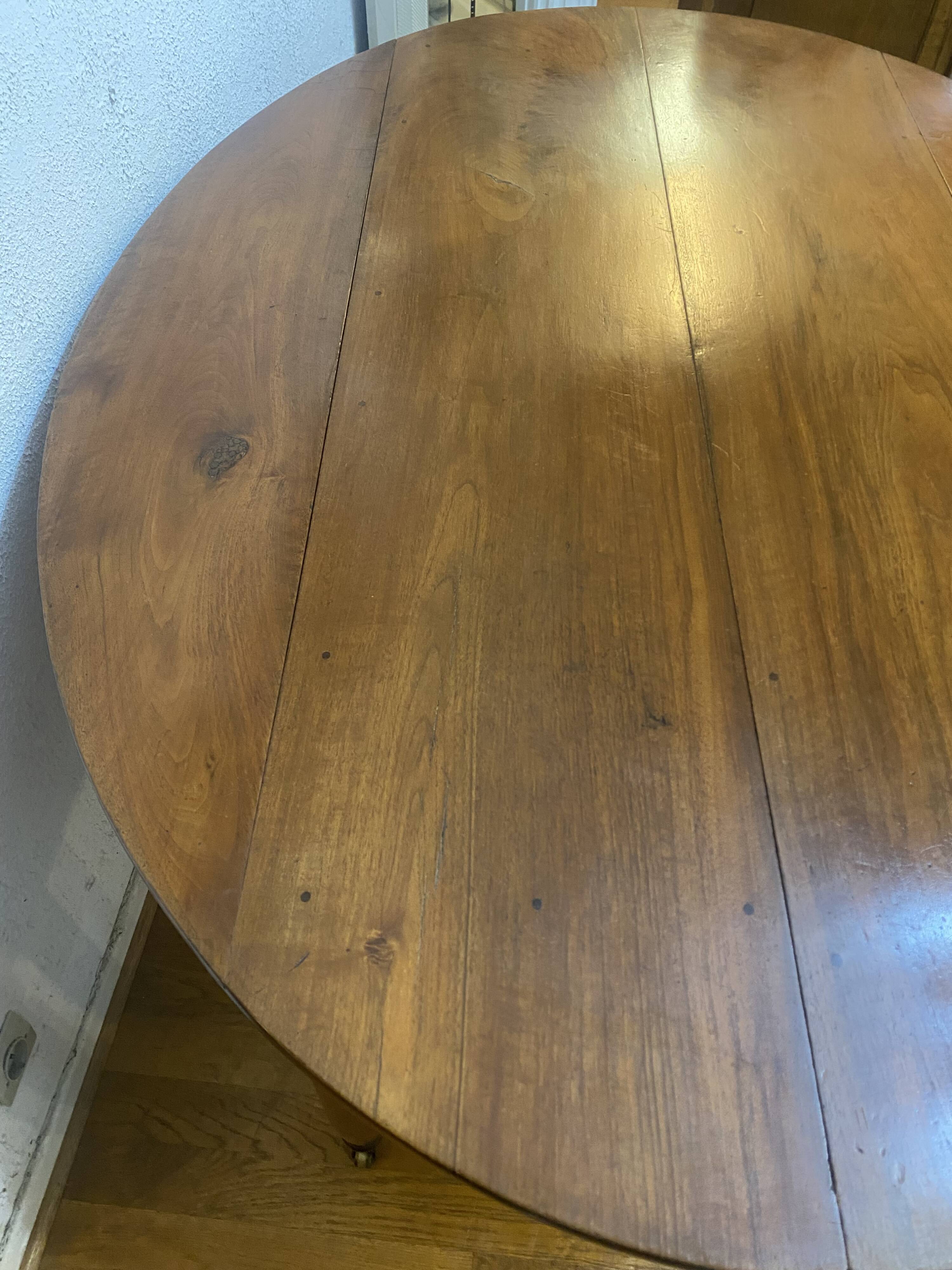 Oval table with 6 legs, 3 extensions, 12 people