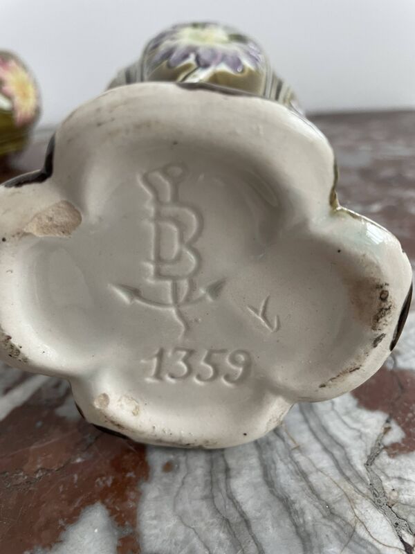Vases en barbotine, paire, Art Nouveau, faïencerie DE BRUYN, signés, numéro