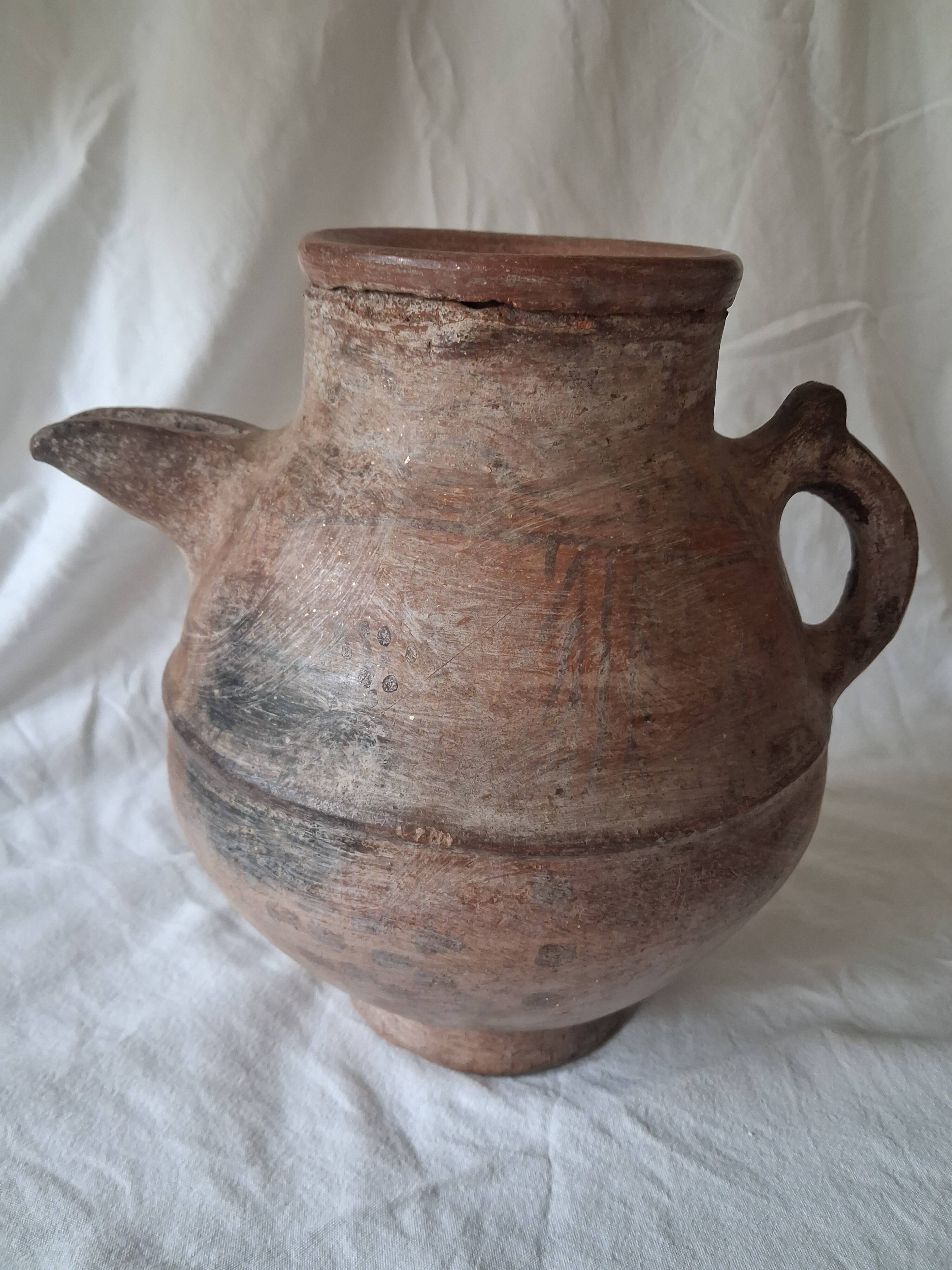 Ancient pottery, jug, traditional Berber/Kabyle in terracotta.