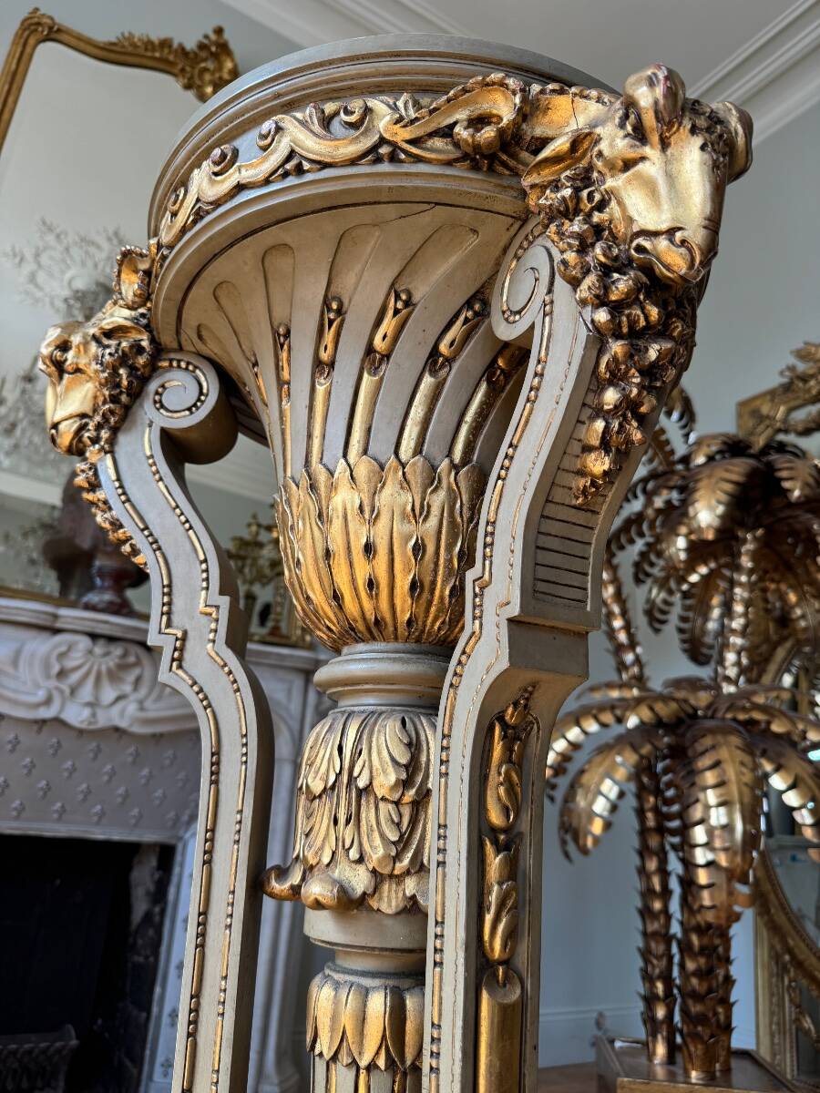 "Column 'to the goats' in Louis XVI style from the Napoleonic III period."