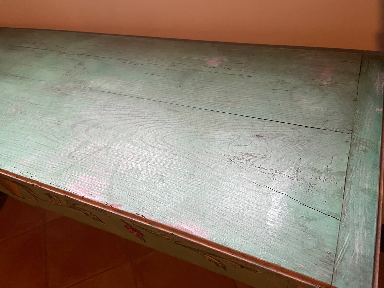 Console ancienne en bois vert et motifs floraux