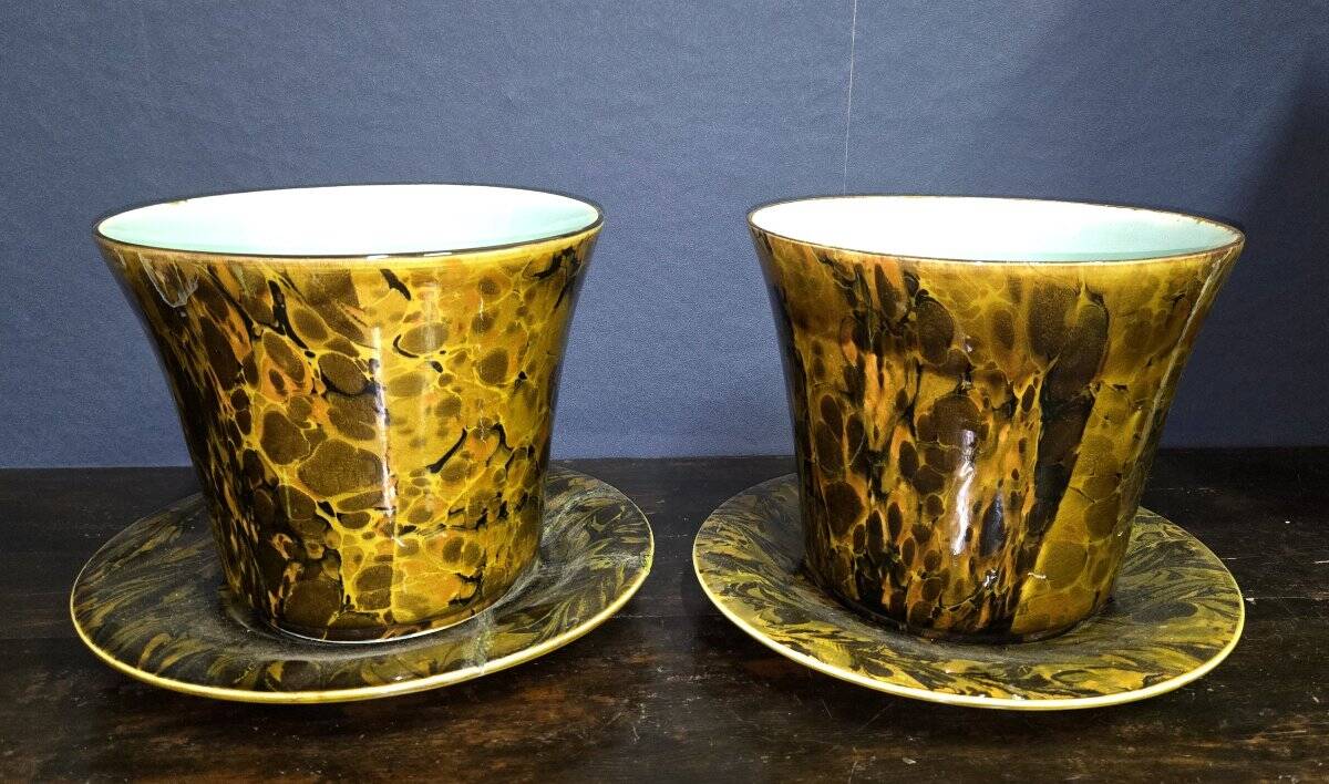 Pair of plant pots and their matching saucer – Brown/ochre marbled decor – 20th century
