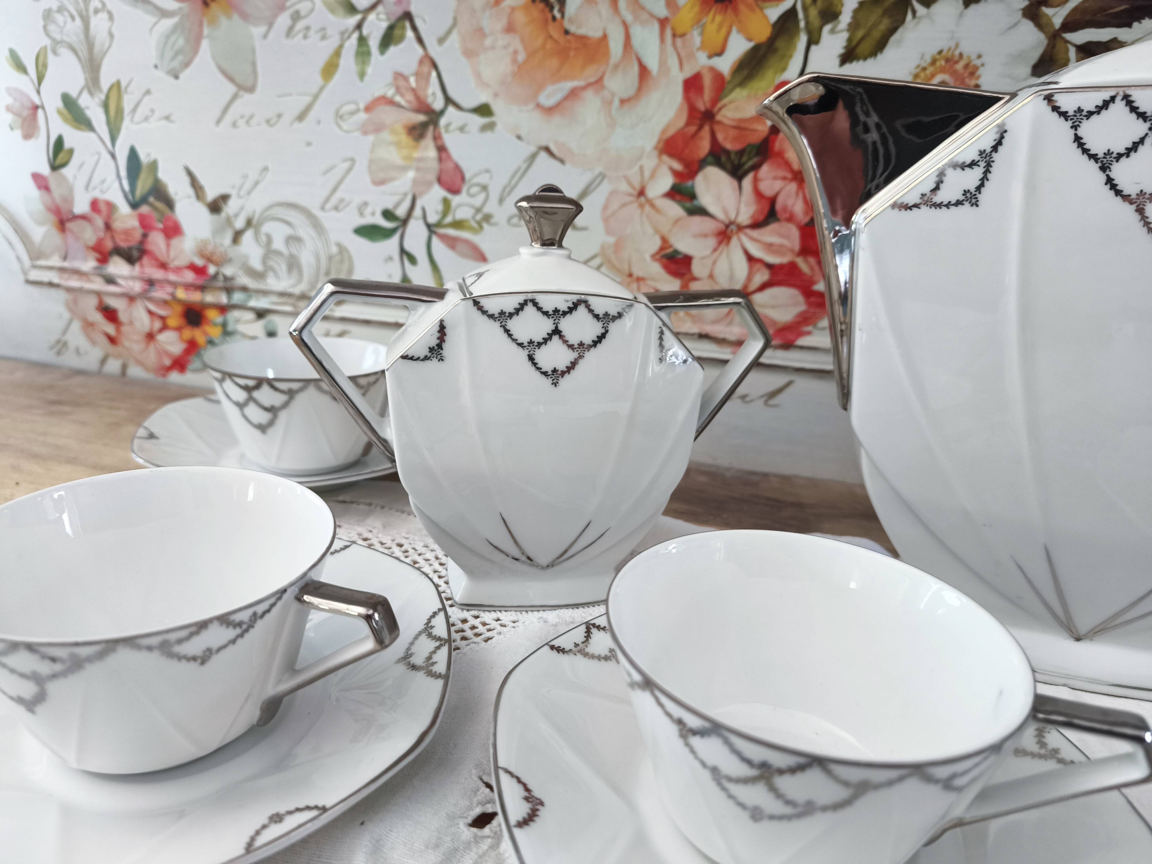 Service à café Art Déco en porcelaine blanche décor argenté