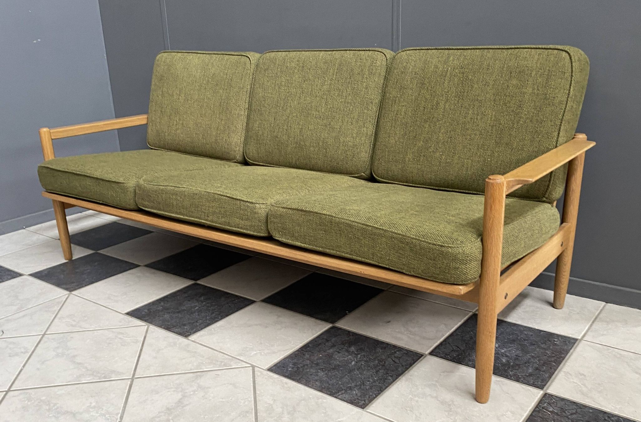 canapé 3 places en tissu vert et bois années 1960