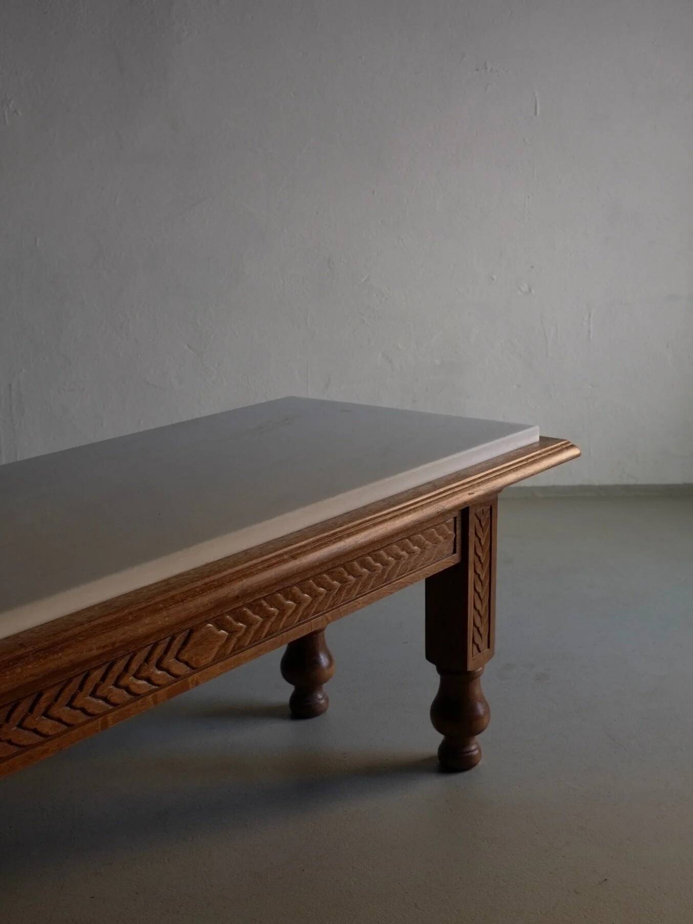 Table basse en chêne sculpté et marbre blanc
