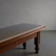 Table basse en chêne sculpté et marbre blanc