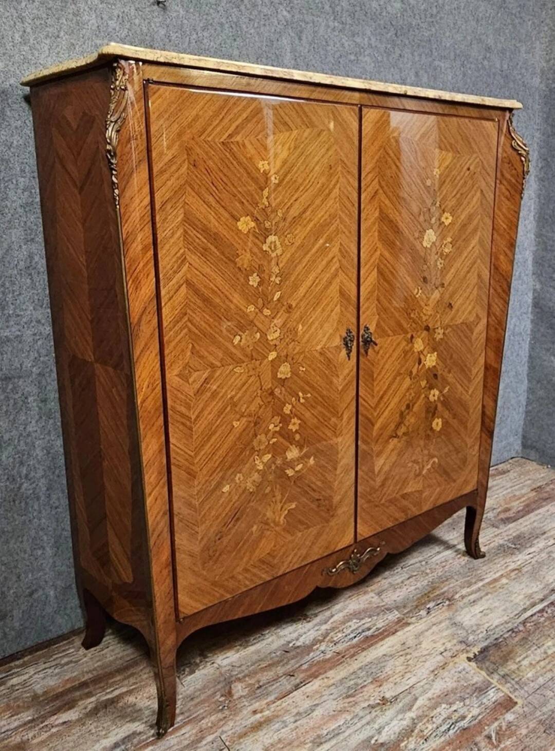 Curved Louis XV style armoire with floral marquetry, 20th century period.