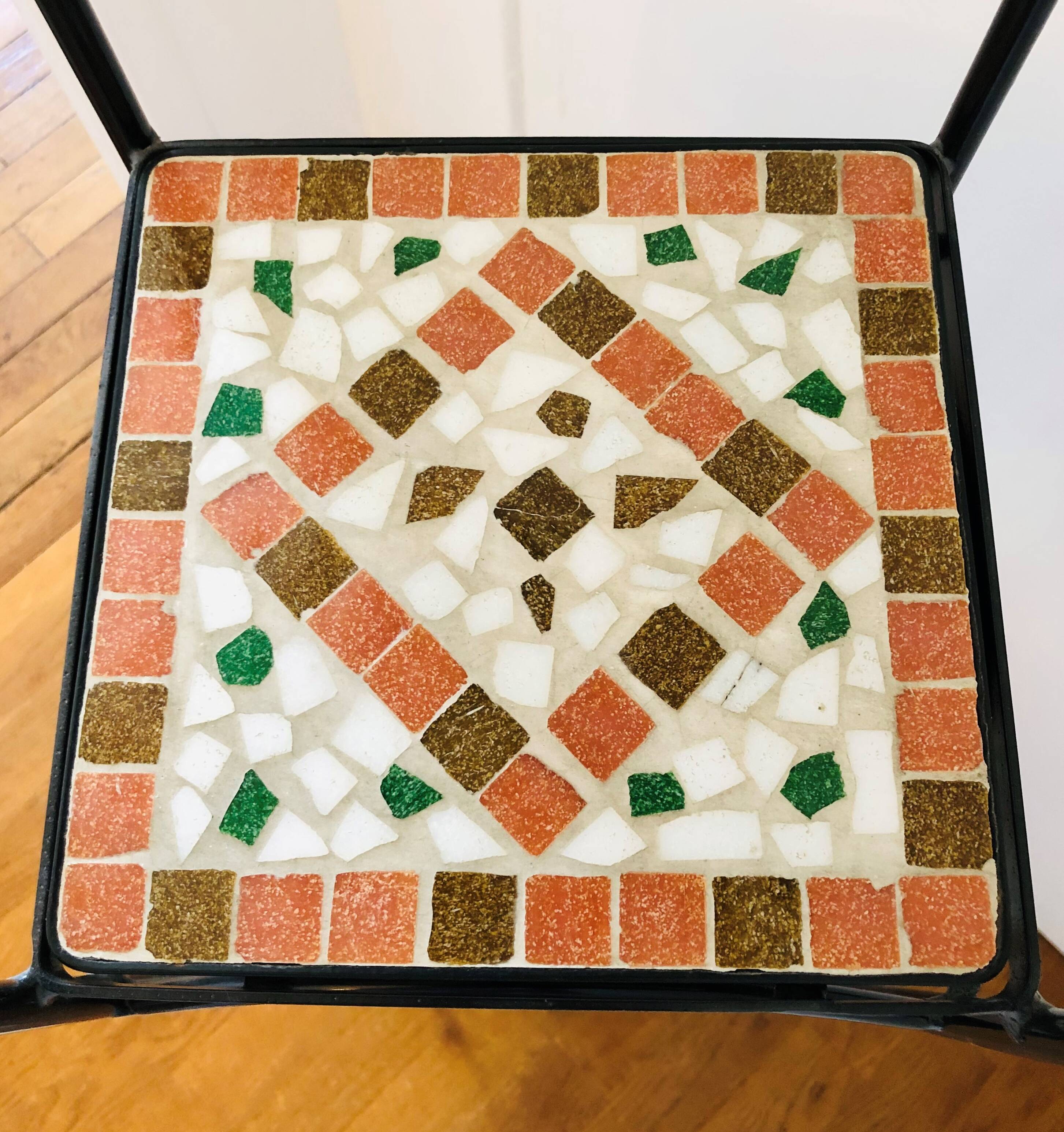 Etagère en fer forgé et mosaïque