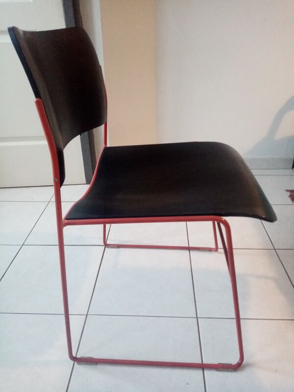 Chaise empilable Howe, modele 40/4, pietement laque rouge