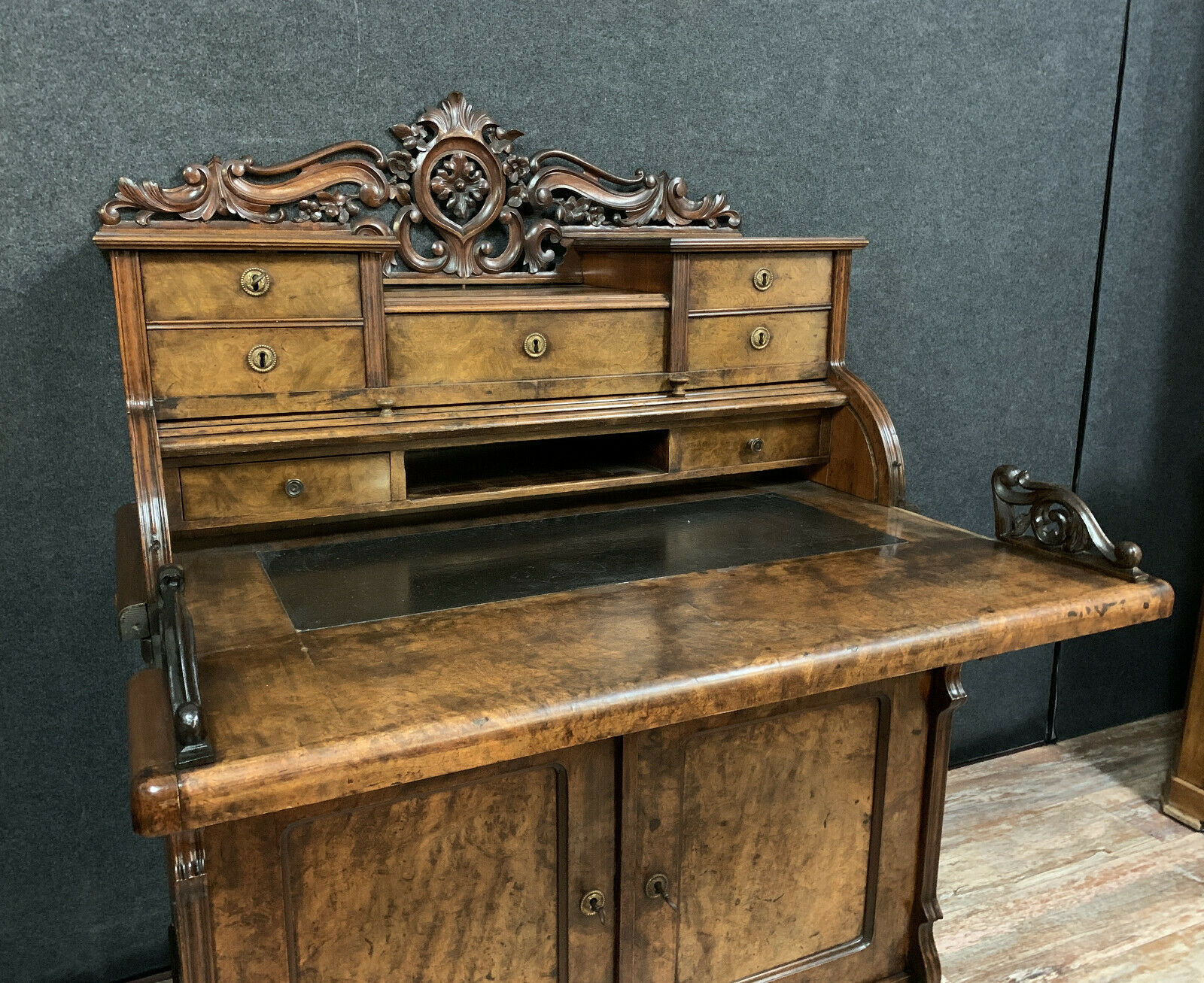 Scriban époque Biedermeier en noyer clair vers 1820