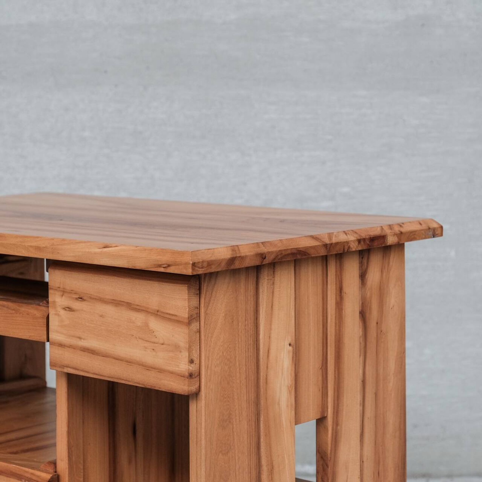 Petit bureau français du milieu du siècle en bois