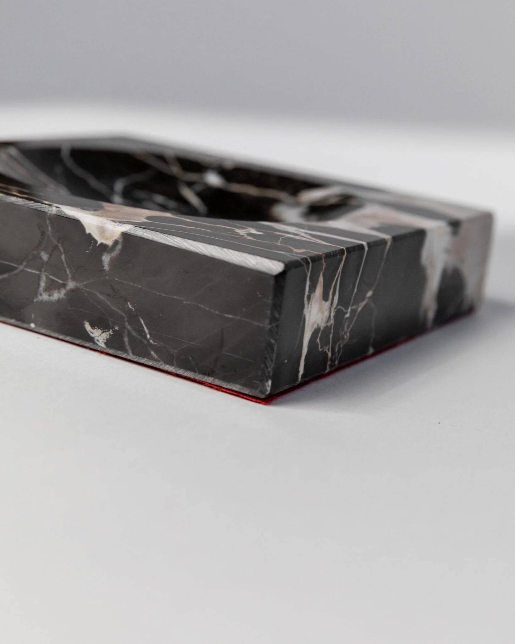 Cendrier vintage en marbre noir, beige et blanc avec base en tissu rouge - Design italien des années 1970, sculpture de bureau lourde