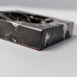 Cendrier vintage en marbre noir, beige et blanc avec base en tissu rouge - Design italien des années 1970, sculpture de bureau lourde