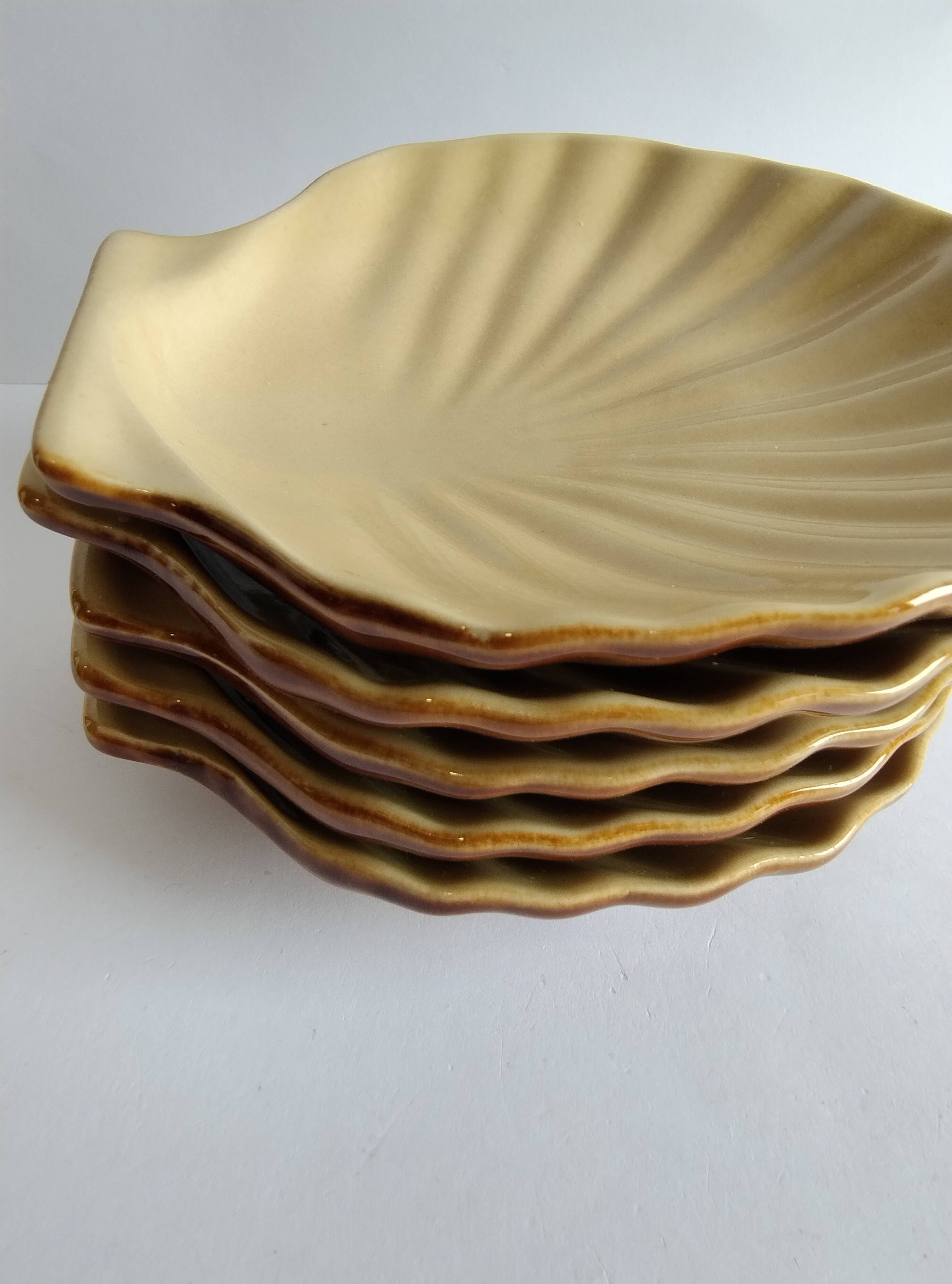Set of 5 vintage beige ceramic scallop shells