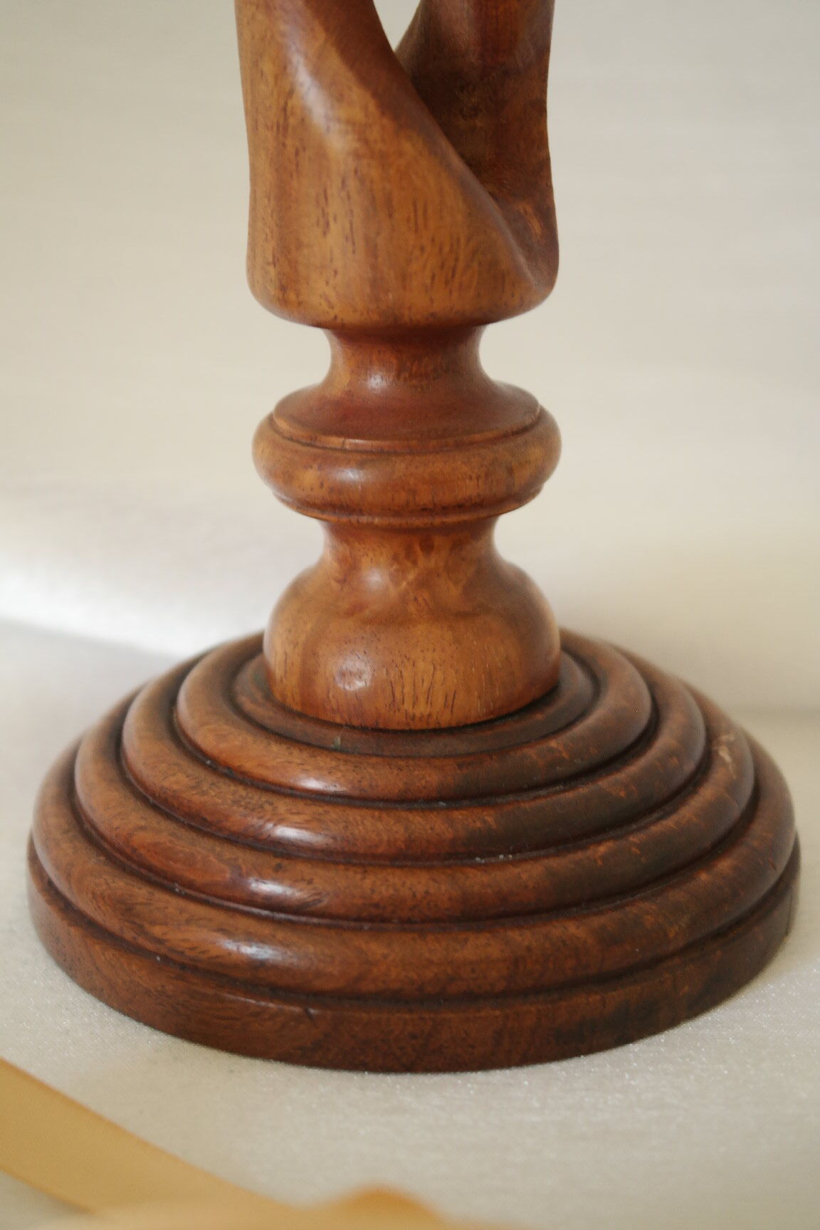 Paire de bougeoirs en bois torsadé et laiton vintage