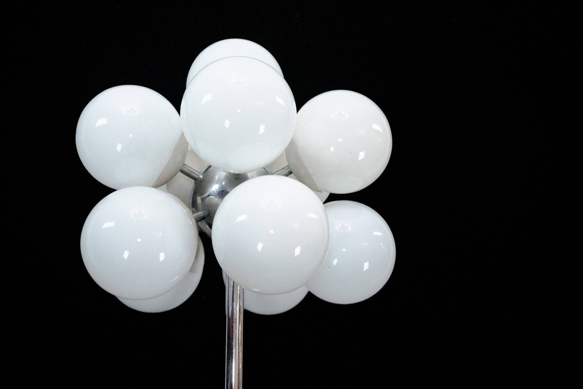 Vintage Italian space age floor lamp by Reggiani, dating from the 1960s.
