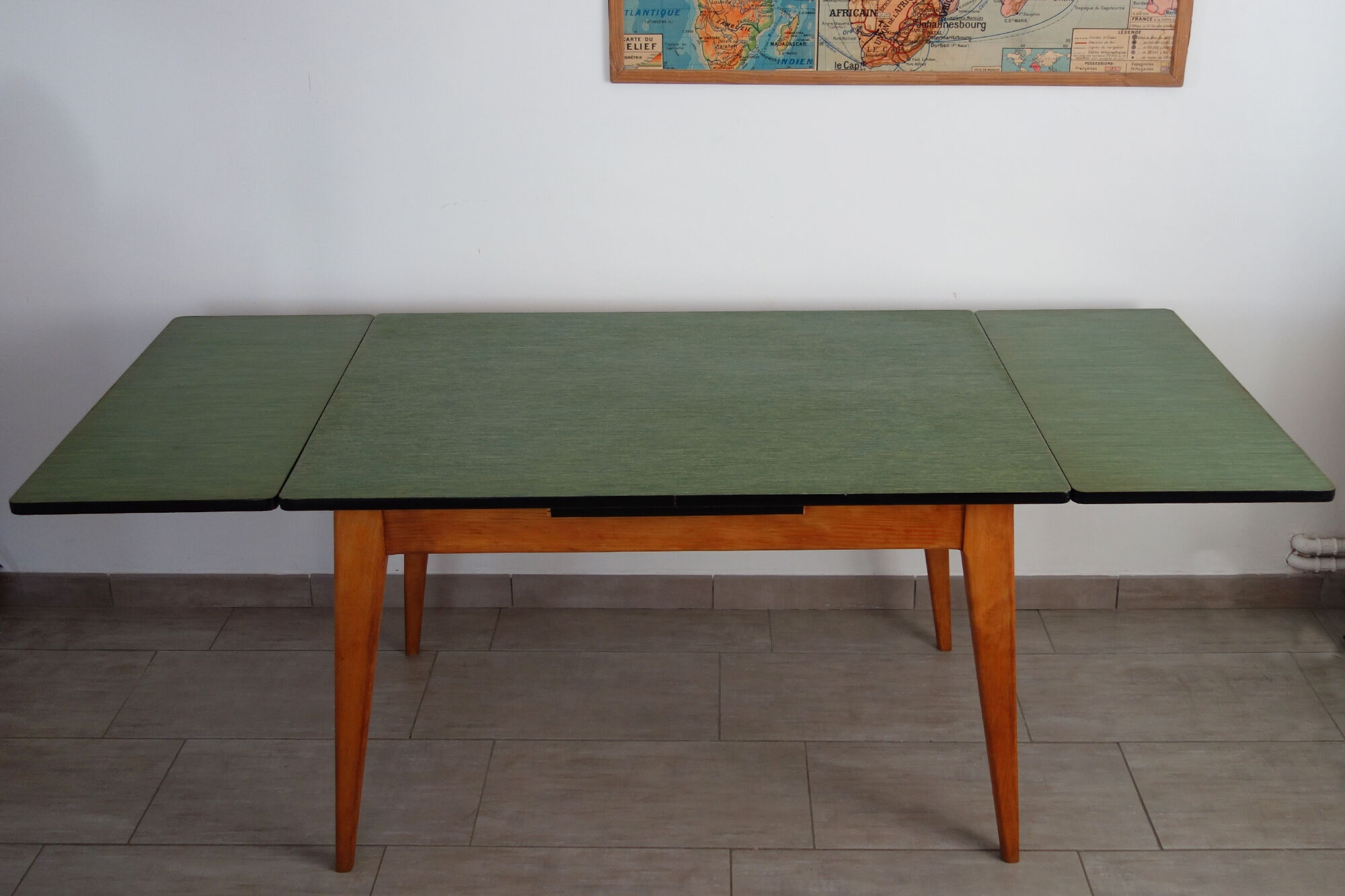 Table bois lino vert années 60